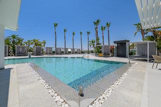Tasia Maris Sands Hotel
