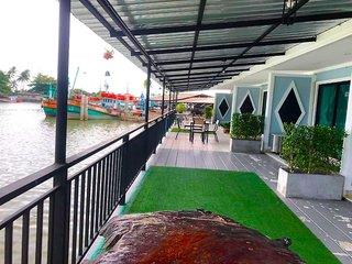 Chaiyai River Front Hotel