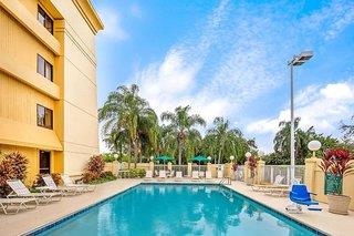 La Quinta Inn & Suites by Wyndham Miami Airport East 1