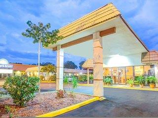 Days Inn by Wyndham St. Petersburg Central