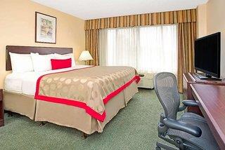 Ramada Englewood Hotel & Suites 3*