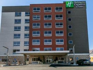 Holiday Inn Express & Suites Jersey City North - Hoboken 1
